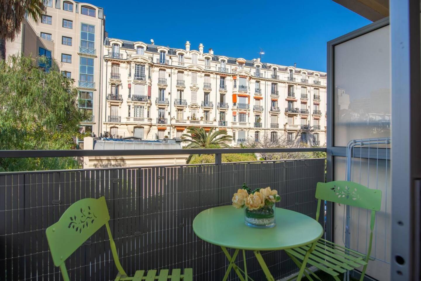 Azur Flat